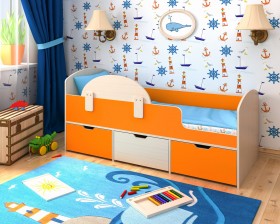Кровать Малыш-мини с бортиком Дуб молочный/Оранжевый в Исилькуле - isilkul.katalogmebeli.com | фото 1